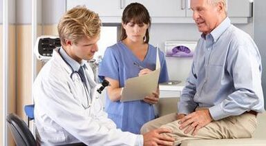 Patient with arthrosis in inspection of an orthopedic