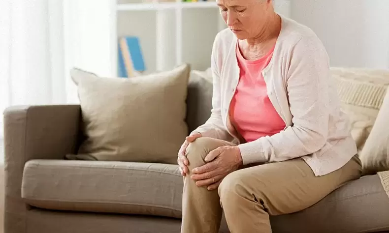 Arthrosis of the joints in an elderly woman